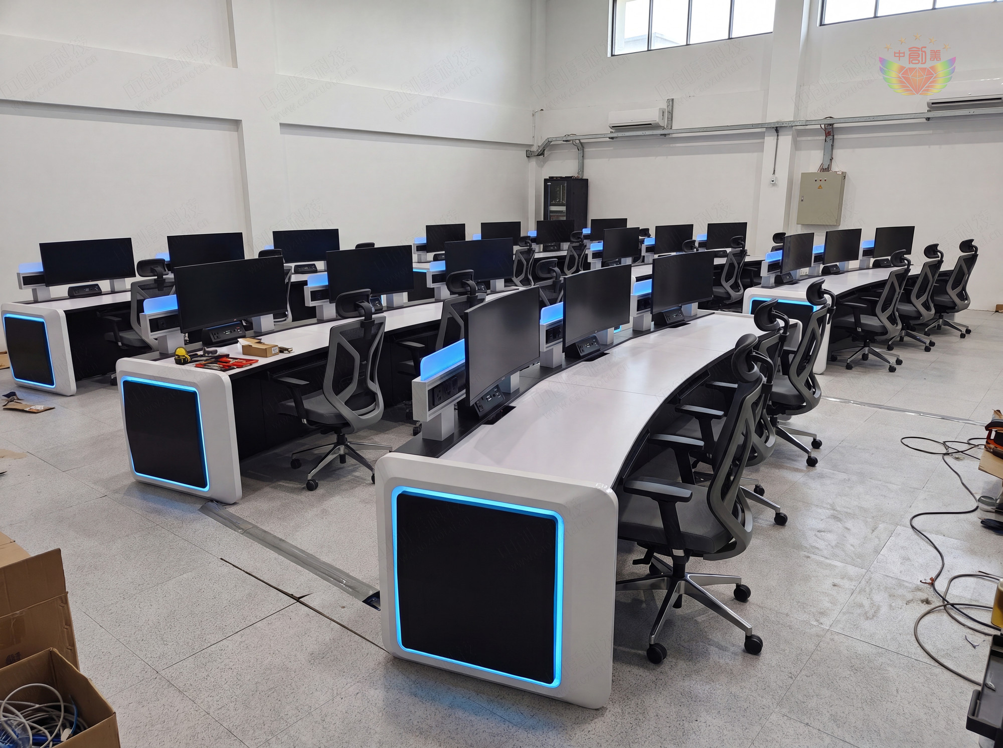電廠調(diào)度中心弧形操作臺(tái)圖片